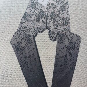 New with tags Beach Riot Sport leggings size Medium. Leopard print ombre.